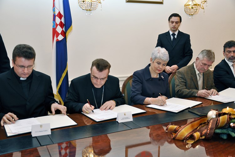 Slika /2016/Glavno tajništvo/ENG/novosti/Arhiva/vlada_i_zagrebacka_nadbiskupija_potpisale_sporazum_o_medusobnom_darivanju_nekretnina.jpg